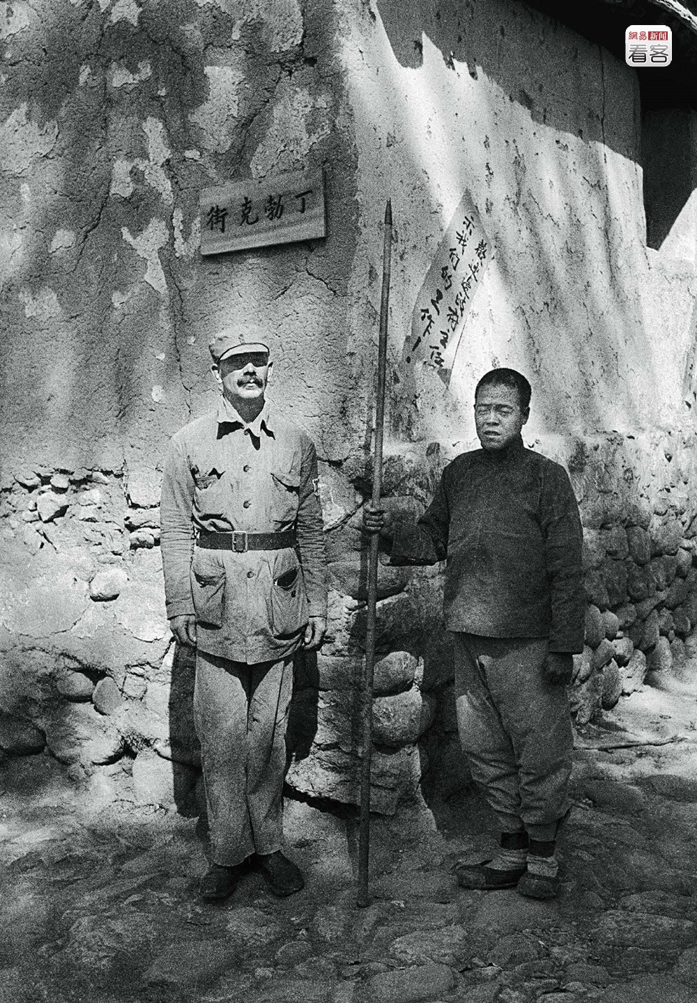 图为1938年,山西五台,参与抗日战争的加拿大医生白求恩与自卫队员合影