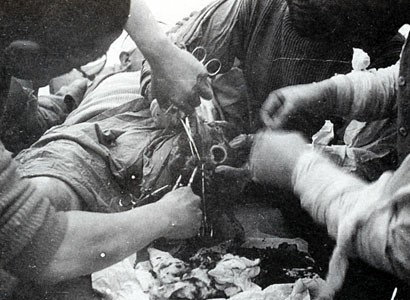 图片说明:731部队的日军正在进行活体解剖.