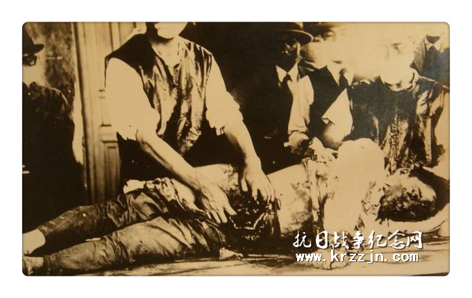 图为日军731部队做活体解剖,实验对象可见被绑着双手.