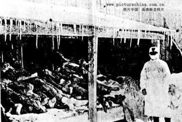 731部队的士兵站在活体解剖后囚犯的尸堆前