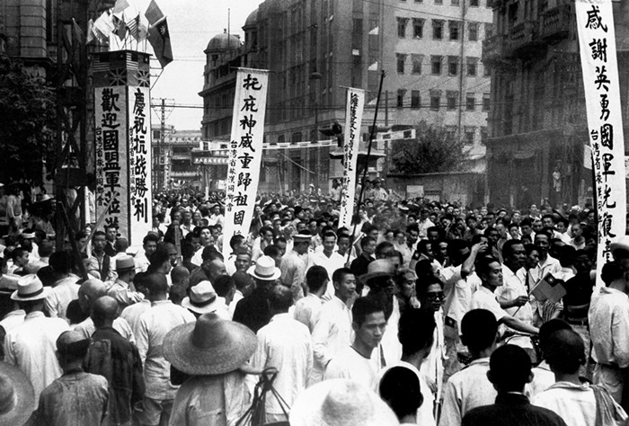 台湾重回祖国怀抱,广大台胞奔走相告,互相庆祝.