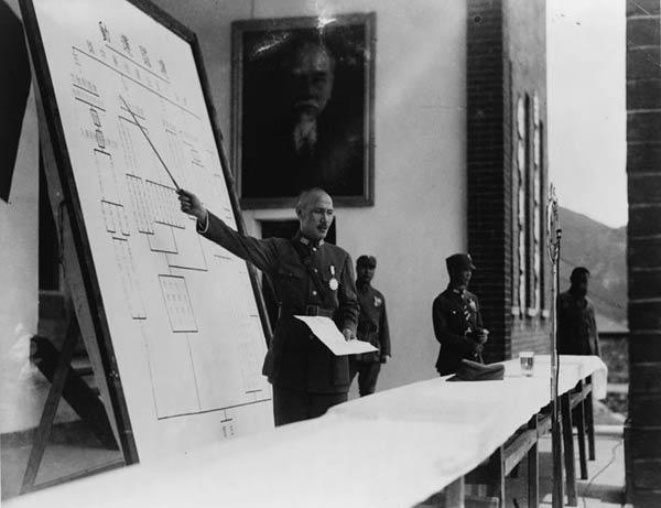 蒋介石在军官训练营演讲
