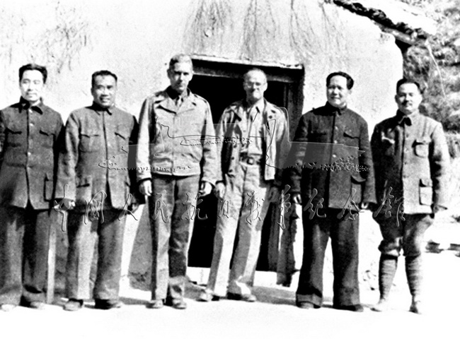 毛泽东（右二）、周恩来（左一）、朱德（左二）、叶剑英（右一）等接见美军观察组成员。