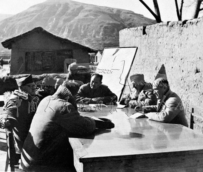中国共产党领导的敌后抗战举世瞩目。图为八路军参谋长叶剑英在延安接见中外记者。