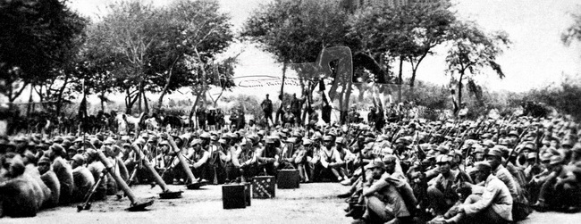 中国共产党山东地方组织先后在山东十几个地区发动抗日武装起义，建立了4万人的抗日武装。图为八路军山东纵队第3支队成立大会。