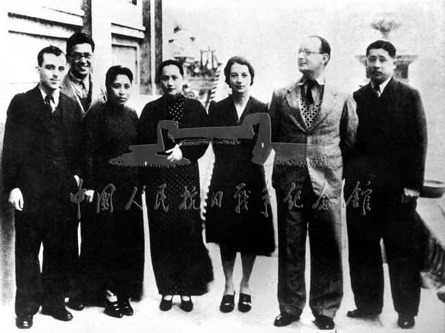 宋庆龄在香港创立保卫中国同盟，向国际社会传达中国抗战消息，并为八路军、新四军募集大量的资金和物资。图为保卫中国同盟委员会成员合影。