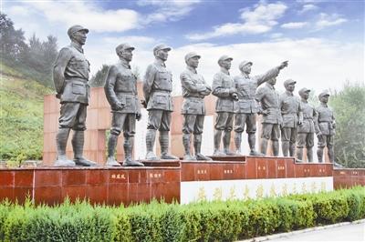 　平型关大捷纪念馆前将帅广场上矗立的当时参战主要将领的雕像。