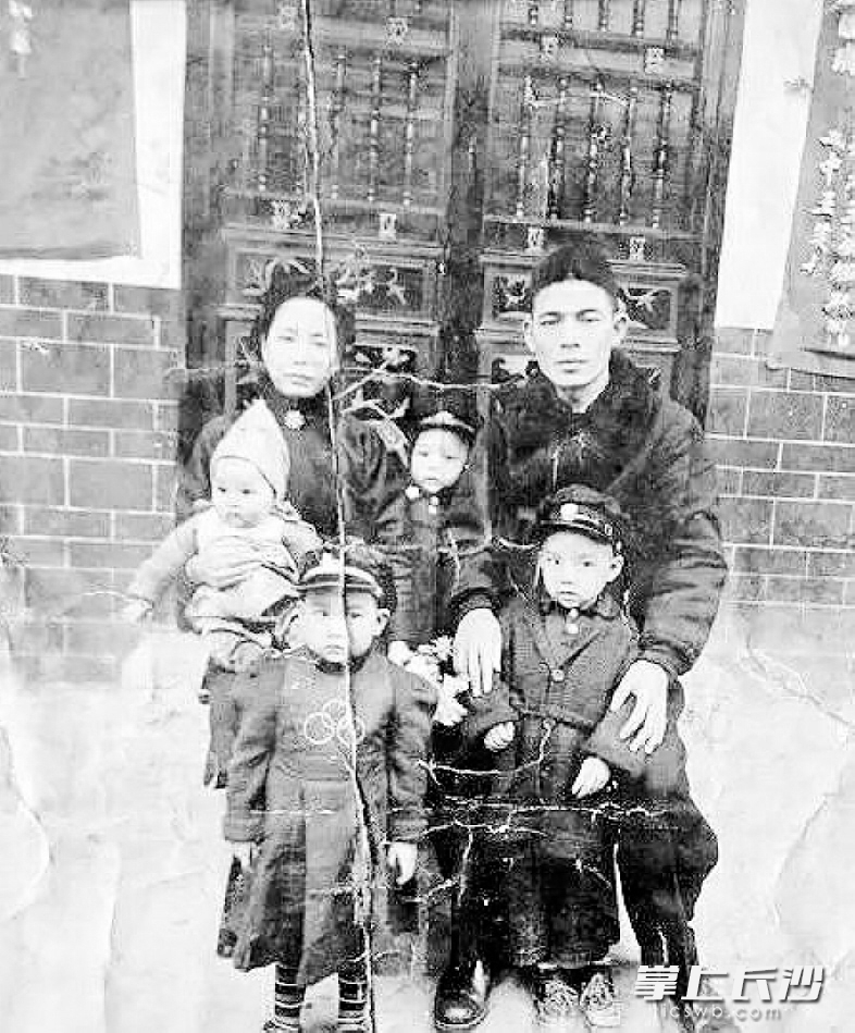 　　一张由美国人拍摄的家庭合照中，面容清瘦俊朗的何际元穿着军装、皮鞋，和妻子李素梅坐在自家大宅子前，环抱着4个子女。　　宁乡县档案馆供图