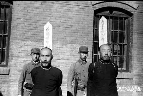 1945年10月张家口枪毙张市伪蒙疆政权伪市长韩广森(右),副市长崔景岚。