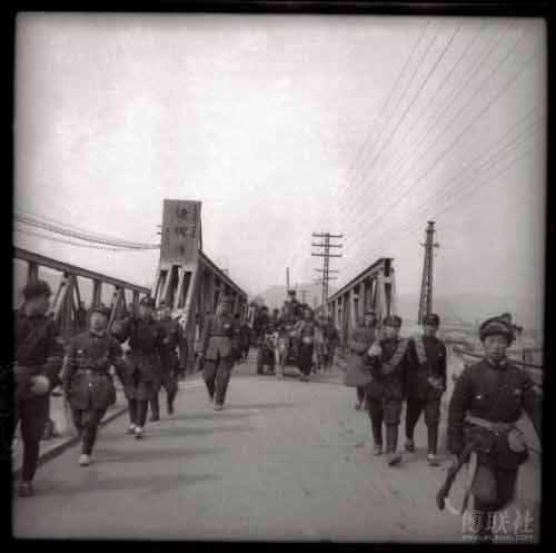 1945年10月刑车走过张家口清河桥头。