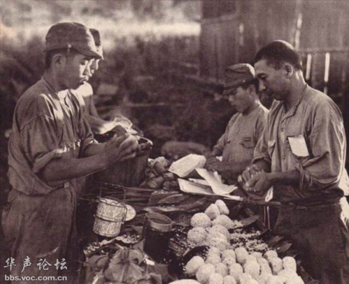 正在制作饭团的日本士兵。
