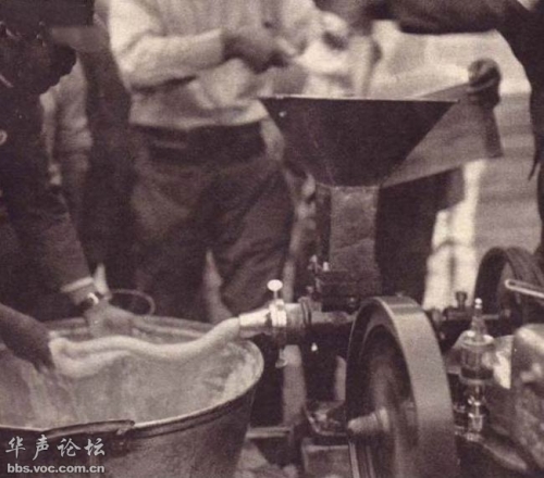　数名日本士兵正以半机械化的方式制做年糕。