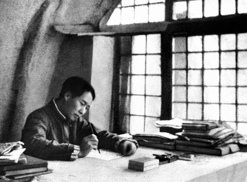 1938年，毛泽东在延安窑洞撰写《论持久战》。