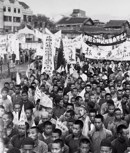 1939 年5 月，“五一”劳动节，重庆举行国民公约宣誓典礼，矢志抗战救国。图为《新华日报》发动劳工组织参与群众集会。