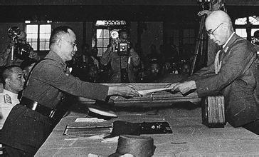 1945年9月9日，中国陆军司令何应钦在南京陆军司令部礼堂接受日本侵略军参谋长小林浅三递交的投降书。