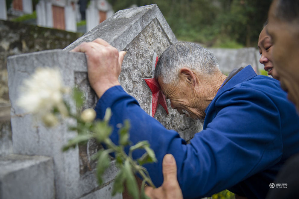 2017年4月2日，云南屏边烈士陵园。86岁高龄的蒲运海，历时2天，坐车近1500公里，终于来到屏边烈士陵园，实现了看望儿子的愿望。视觉中国