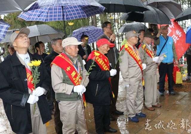 10位川籍老兵两上松山雨中悼念战友