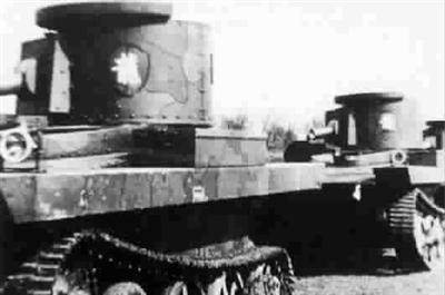 炮塔上绘有“龙”字图案的维克斯6吨坦克。