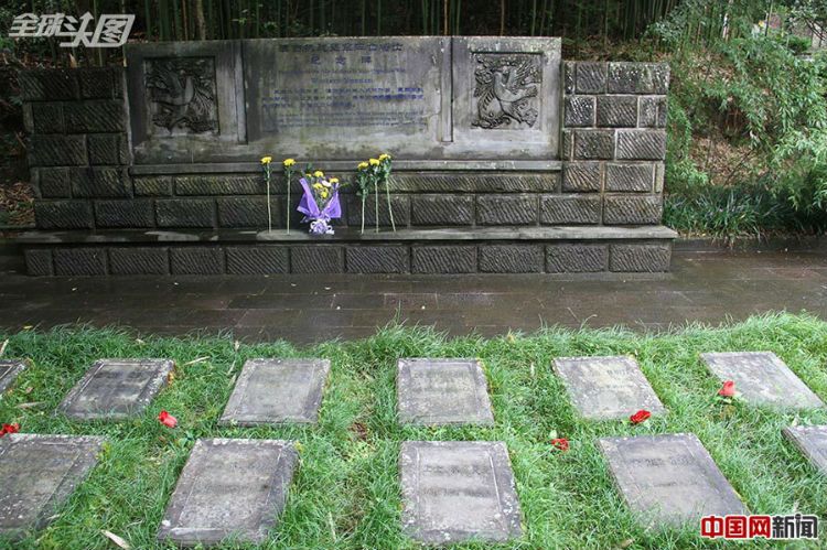 图为欧式盟军碑，记录了19位牺牲的盟军战士。（中国网记者 吴佳潼 摄） 