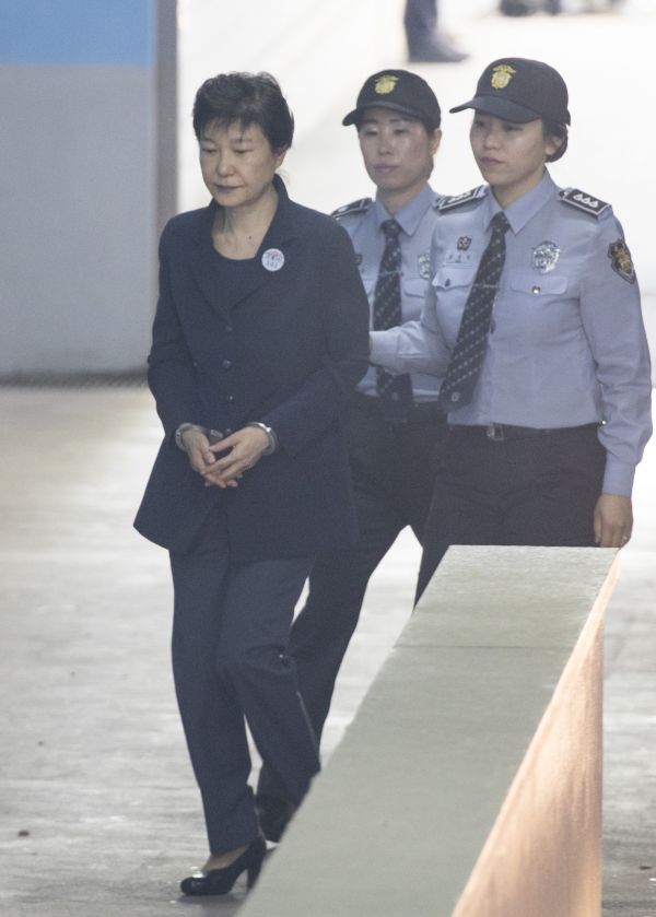 5月25日，韩国前总统朴槿惠（左）抵达首尔中央地方法院。新华社发