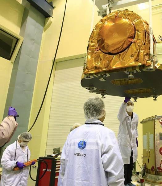 台湾方面斥资56亿元自主打造的“福卫五号”卫星，首波传回的遥测照片却出现模糊、光斑等情况。（台媒图）