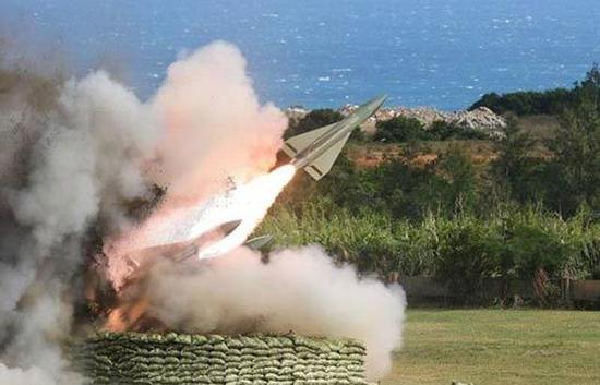 台军6月在九鹏基地进行鹰式飞弹测考时，2枚发射后在沙滩上空爆炸。（图片来源：台湾《联合报》）