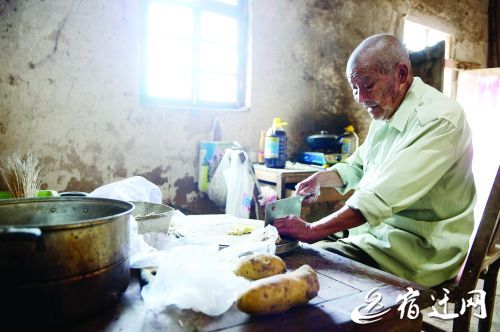 施宏杰骑车逛街、做饭样样都行。