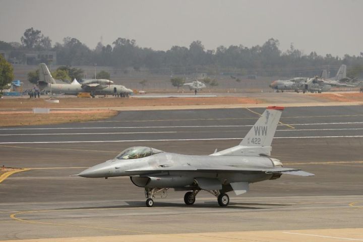▲印度班加罗尔机场上的F-16（法新社）
