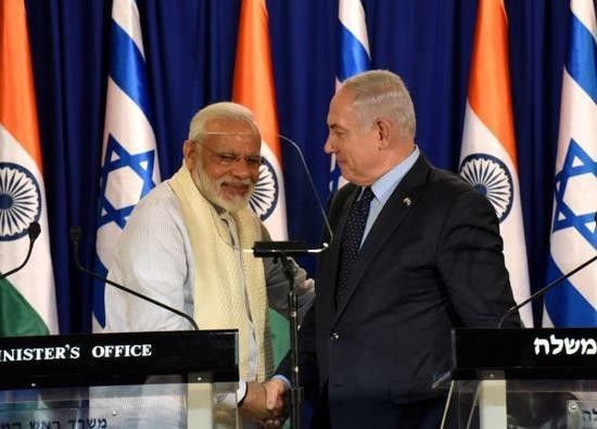 ▲资料图片：7月4日，印度总理莫迪（左）在耶路撒冷与内塔尼亚胡举行记者会时握手。莫迪在访问以色列期间签署了价值5亿美元的军售合同。以色列已成为印度的第三大武器供应国，仅次于美俄。（路透社）