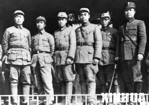 1939年，周恩来（右三）在皖南泾县新四军军部和新四军领导人叶挺（右一）等同志合影。新华社发