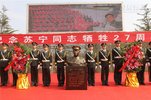 第80集团军某合成旅举行迎苏宁雕像入营仪式