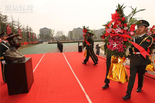 第80集团军某合成旅举行迎苏宁雕像入营仪式