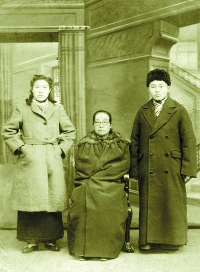 1942年平西情报站派往北平潜伏的王文、王凤岐夫妇“一家”的合影。