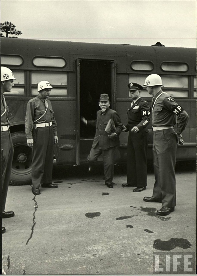 1946年，从囚车上走下来的南次郎。