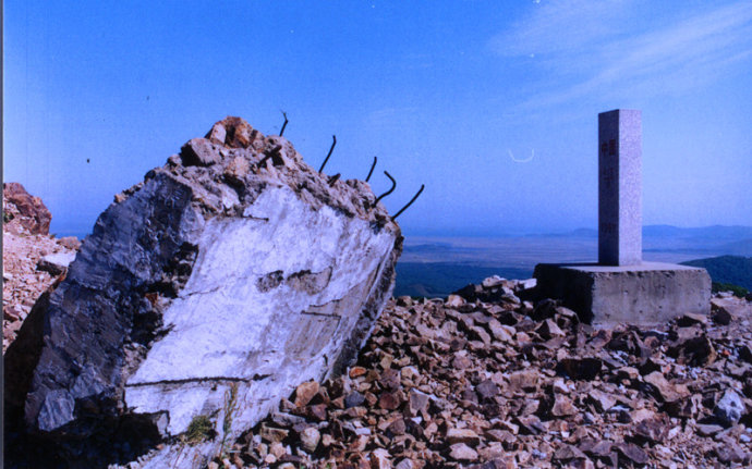 02 珲春水流峰界标，左为日军工事遗址