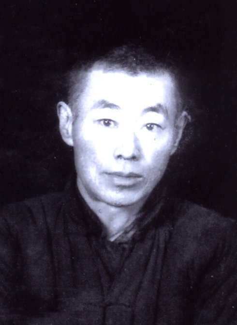 08 五顶山幸存劳工马运荣。马运荣，1910年生，黑龙江省富锦县人，1945年8月初被日军抓到五顶山服苦役，日军在撤退前将他和另外被抓的12人一起砍杀。马运荣的脖子大筋被砍断，胸部被刺伤，但主动脉未伤，夜间醒来爬出十多华里昏倒在新发屯刘三虎家门前获救，后在苏联红军医生的治疗下伤愈。他的传奇经历在当地广为人知，称其为“马铁脖子”。马运荣于1972年去世，终年62岁。