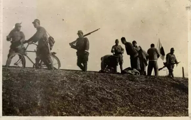 2、日军在斜塘桥附近对通行中国人搜身