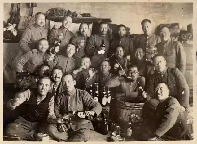 14、标明“松江水野队指挥班宴会”，约20名日军正饮酒作乐。