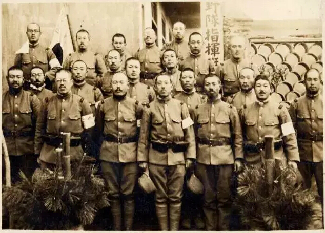 15、标明“松江”，内容是昭和十三年一月一日，水野队指挥班合影，地点都是在指挥班驻地，一张为免冠照，一张军帽照。