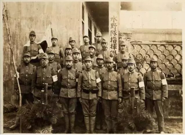 16、标明“松江”，内容是昭和十三年一月一日，水野队指挥班合影，地点都是在指挥班驻地，一张为免冠照，一张军帽照。