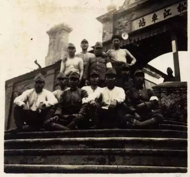 11、标明“松江驿”，10名日军合影，背后可见“松江车站”四个大字。