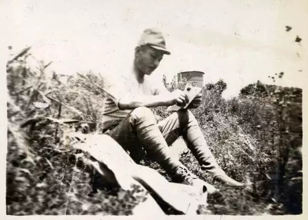13、标明“松江”，一名日兵坐着阅读。
