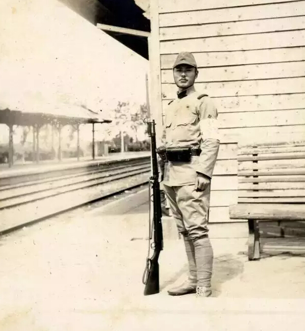 10、标明“松江驿”，一名日军手持步枪立姿。