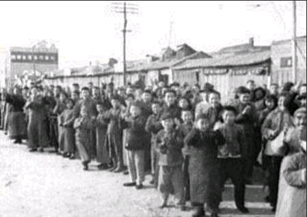 1937年12月13日，日军进入南京城，路旁中国人拍手欢迎