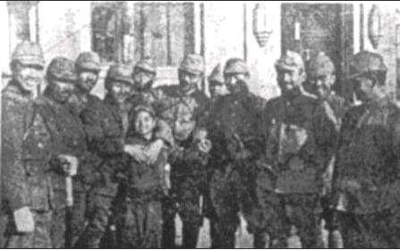 1937年12月19日，松岛部队(南京大屠杀的主力）的士兵和可爱的中国小孩在一起