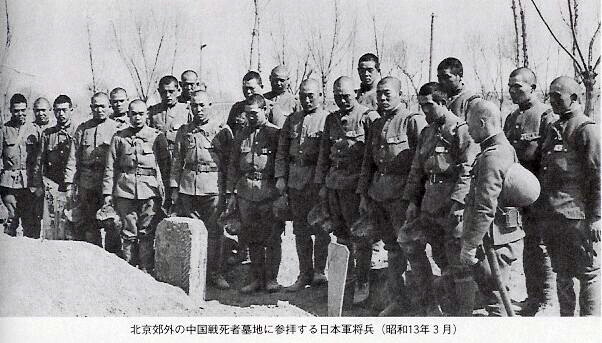 日本兵在北京郊外的中国战死将士者的墓地参拜情景照片，荒唐！（１９３８年３月）