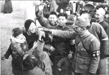1937年12月20日，日本兵和高兴的中国妇人