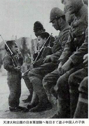 在天津的日本兵每天都和中国的儿童在一起玩耍(1938年)。 