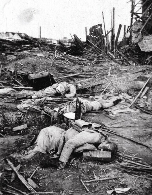 荻岛静夫拍摄的日军“轰炸后”的照片 