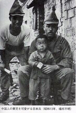 日本兵和可爱的中国孩子在一起(1938年)。 